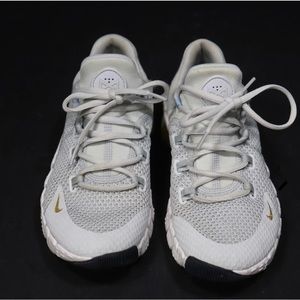Nike Metcon 4 size 9 women’s. White/silver with gold.